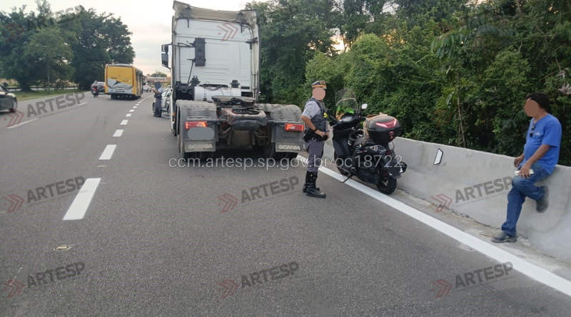 Motociclista morre após colisão com carreta na Rodovia Anchieta em Cubatão