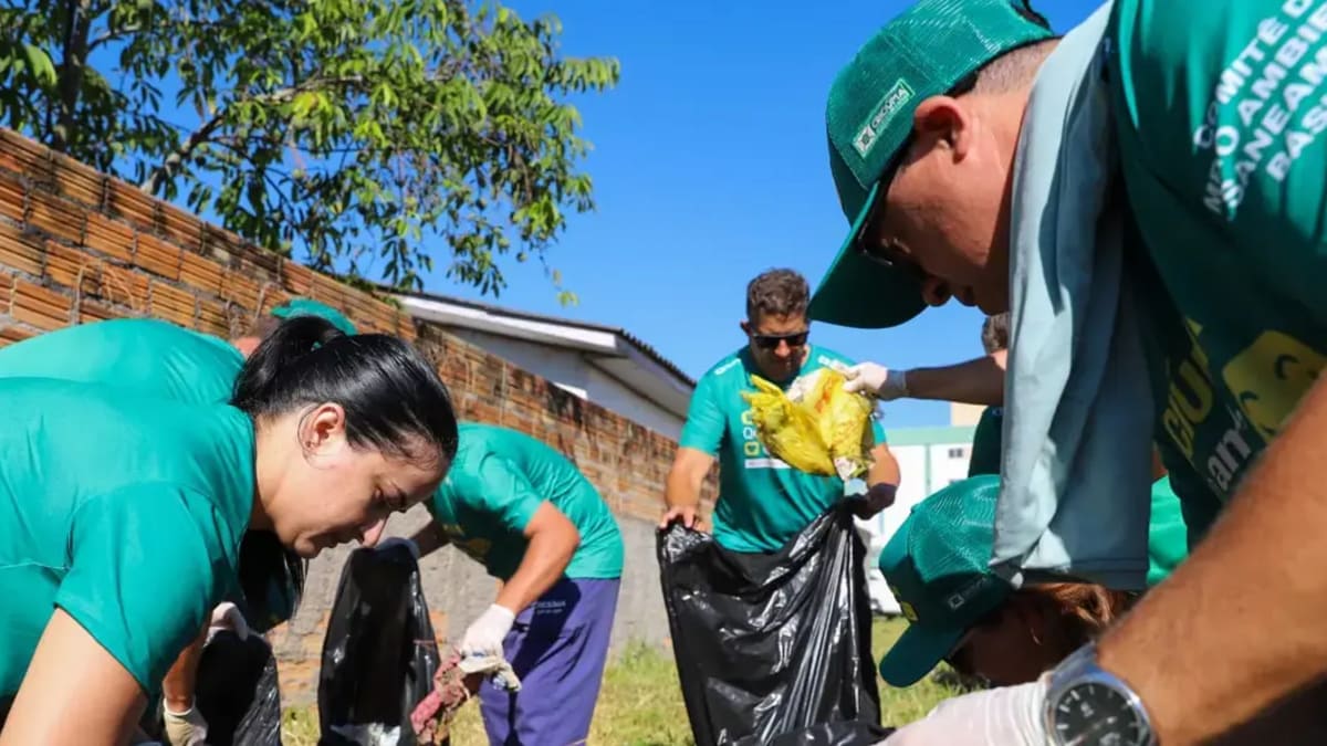 Mutirão de limpeza no bairro Progresso recolhe 1,5 tonelada de resíduos em Criciúma