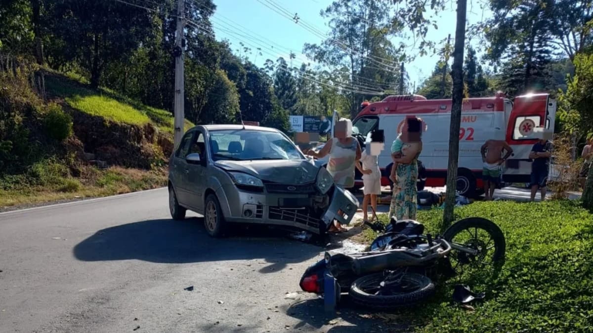 Colisão entre carro e moto é atendida pelos Bombeiros Voluntários em Dona Emma