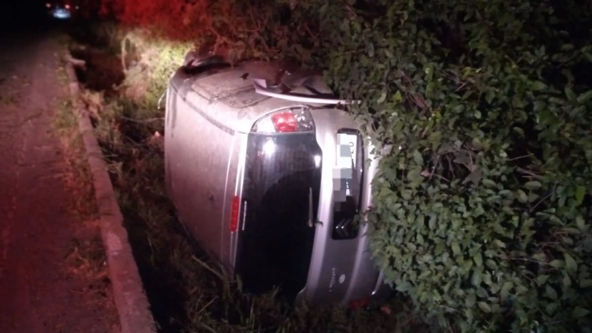 Motorista fica preso após carro sair da pista e tombar na BR-470 em SC