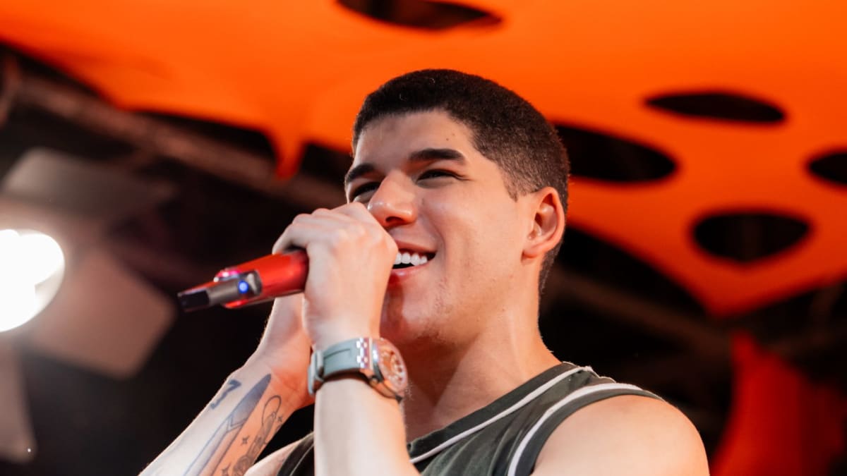 Zé Vaqueiro surpreende público com participação na Rocinha