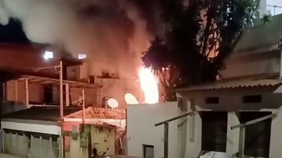 Incêndio consome parte de casa no bairro Aribiri, em Vila Velha