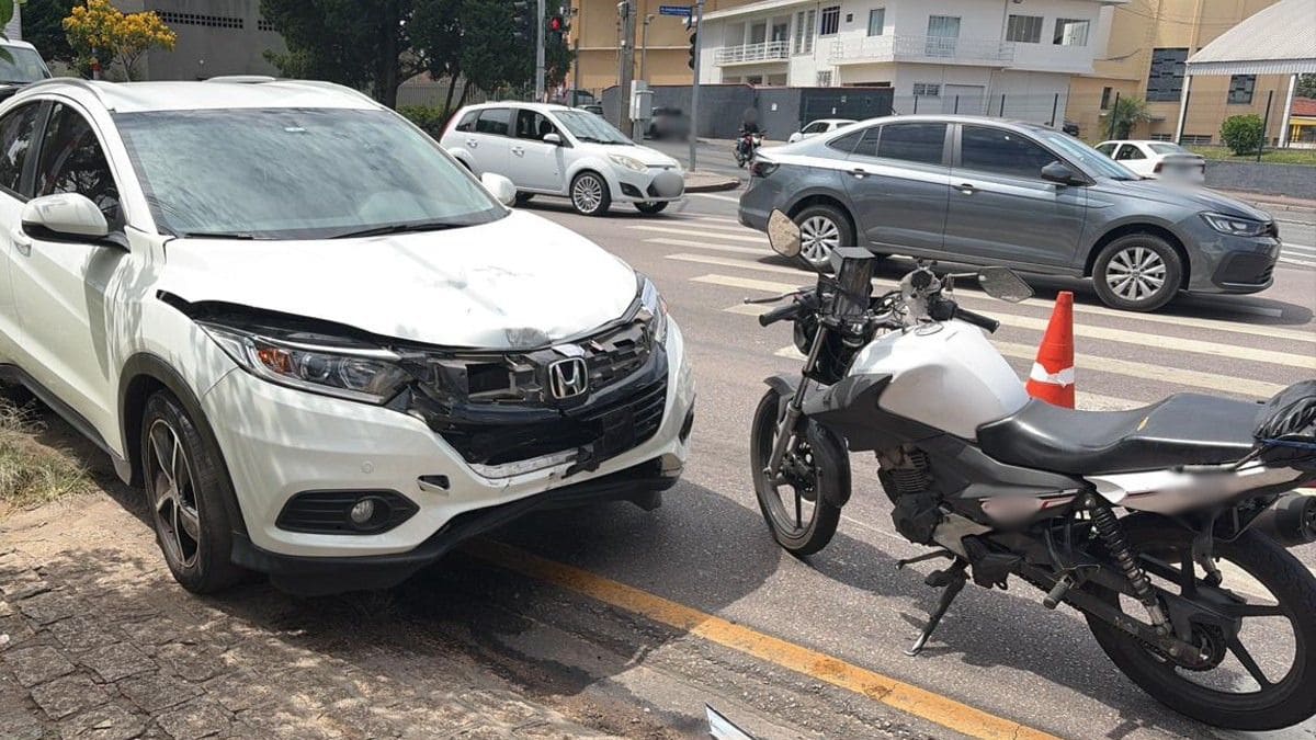 Motociclista fica ferido após colisão com carro no Novo Mundo, Curitiba
