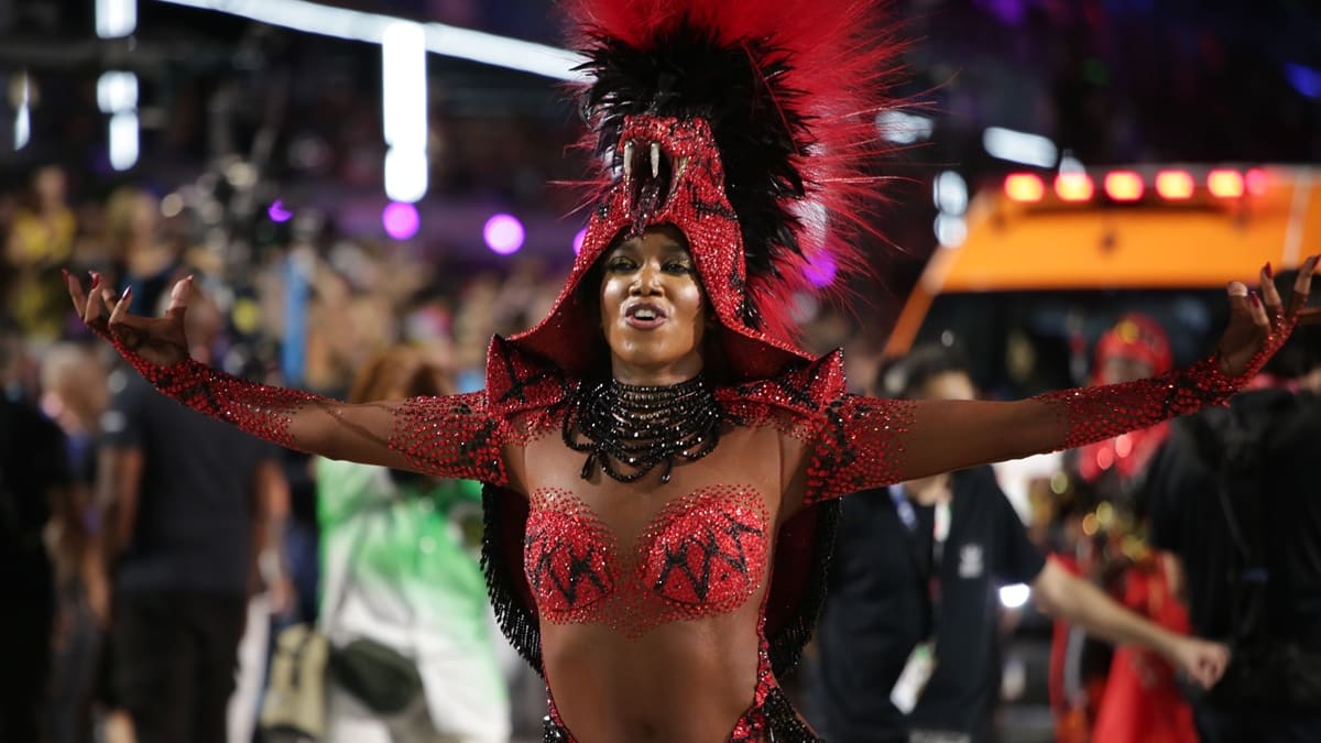 Iza deixa posto de rainha de bateria da Imperatriz Leopoldinense e assume título de rainha da escola