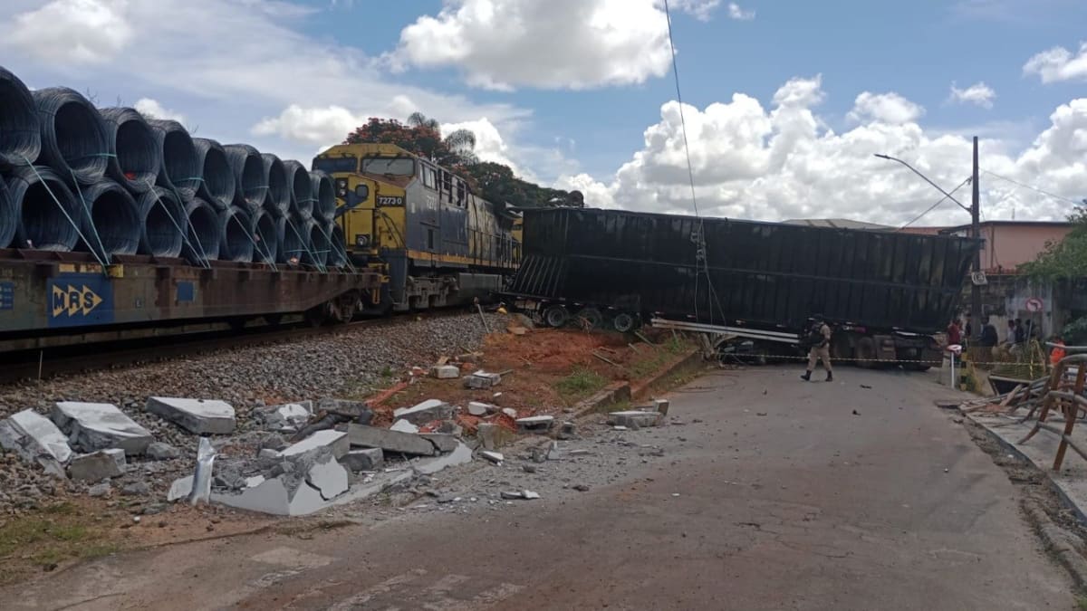 Trem colide com carreta e dois carros em Carandaí; um ferido