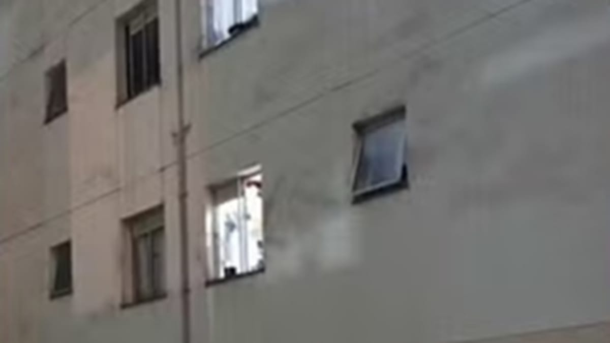 Mulher se joga de apartamento com filha no colo para fugir de agressões em Suzano