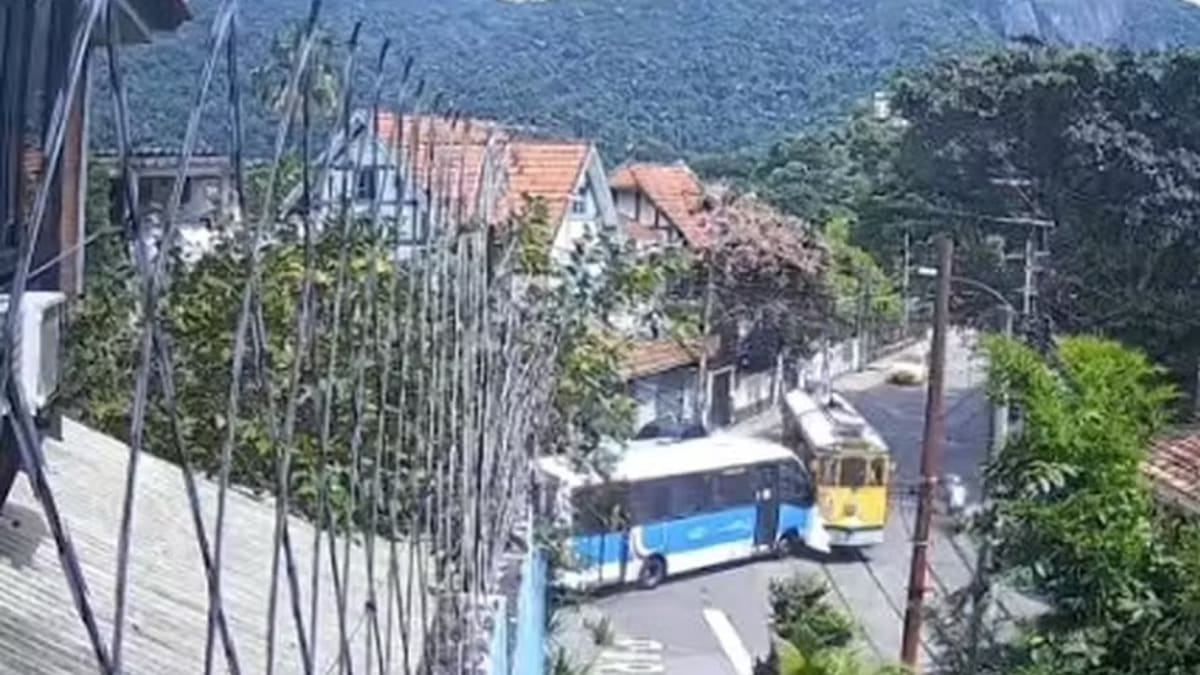 Colisão entre ônibus e bonde deixa mulher ferida em Santa Teresa