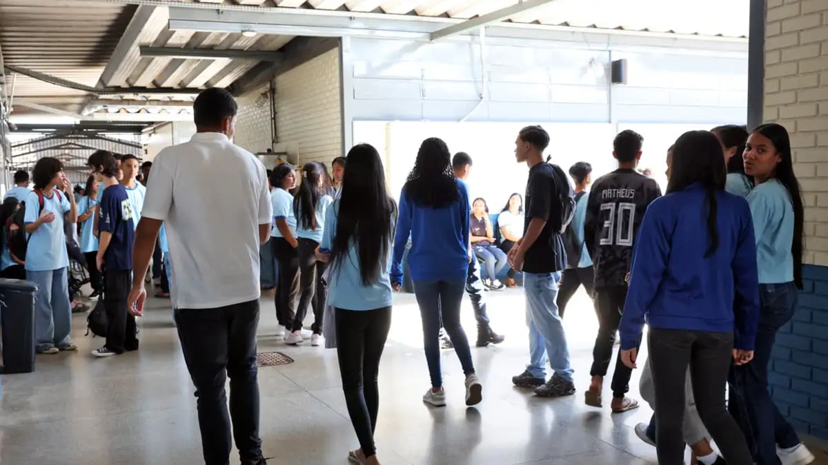 Beneficiários do Pé-de-Meia nascidos em novembro e dezembro recebem hoje R$ 200