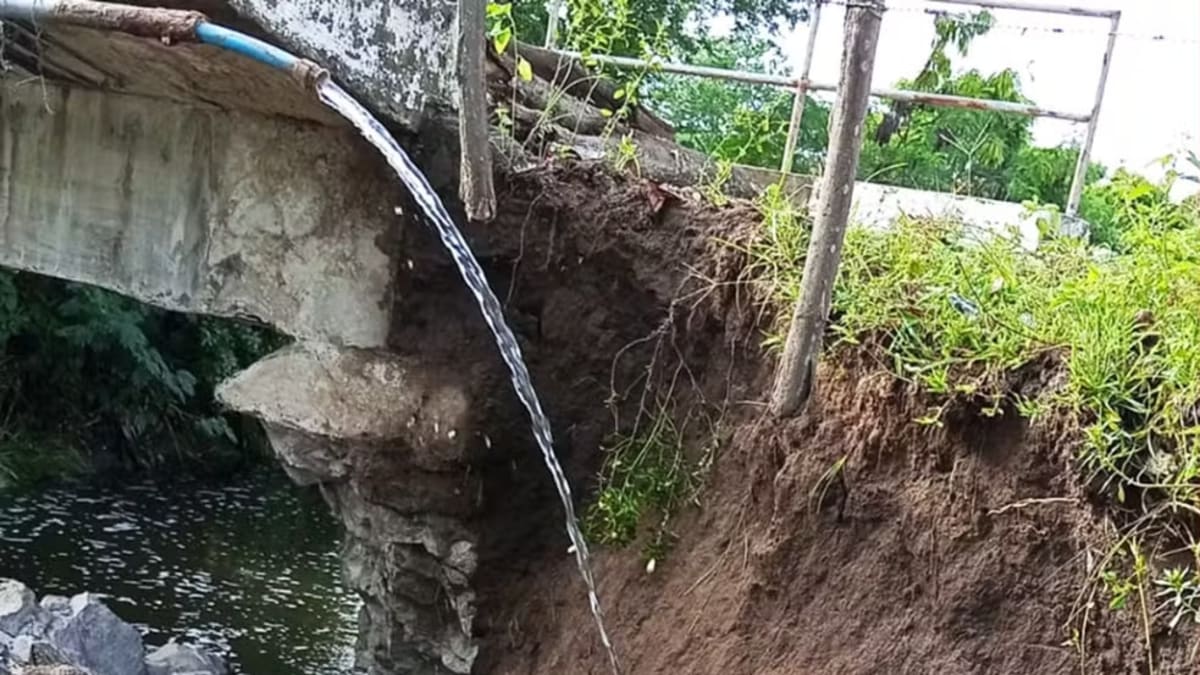 Parte da ponte em Três Riachos, Feira de Santana, desmorona e interdição para veículos grandes é determinada