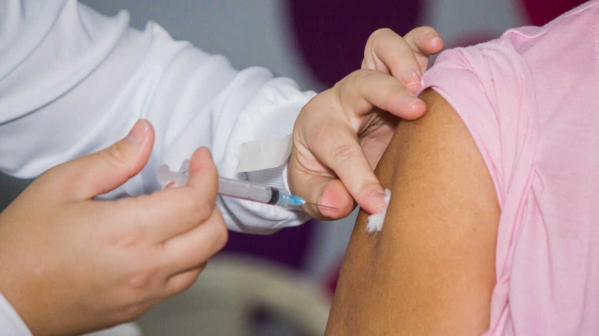 Vacinação contra gripe é ampliada para idosos 60+ e crianças em São Vicente