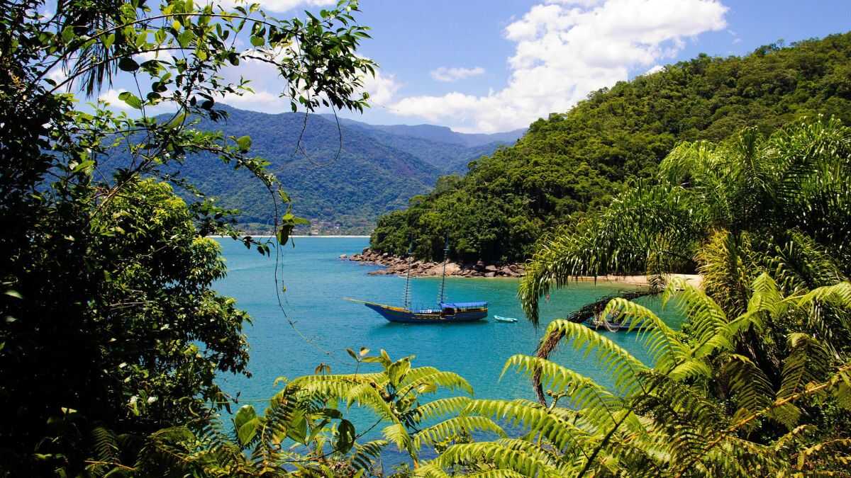 Litoral de São Paulo oferece trilhas para praias isoladas e paisagens naturais