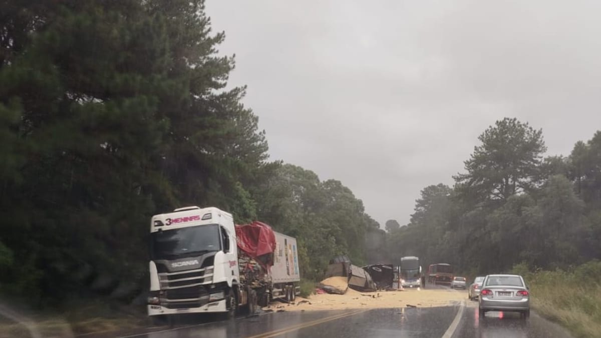 Colisão entre caminhões interdita BR-280 em Mafra no Planalto Norte