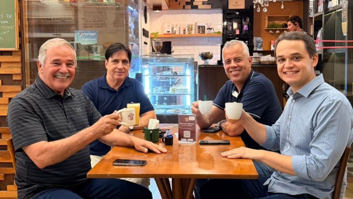 Pazolini reúne ex-prefeitos e deputado federal em café que sinaliza fortalecimento político no interior do ES