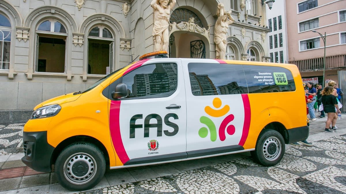 Haitiana reconstrói vida em Curitiba com apoio do CRAS e ajuda outros imigrantes