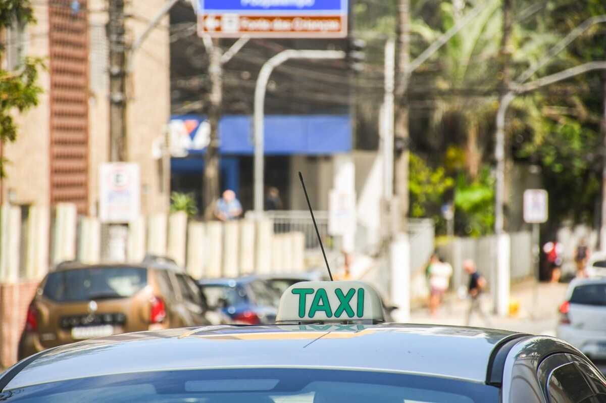 São Vicente libera vagas e muda regra para táxis, acabando com pontos fixos