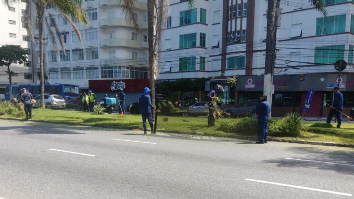 Corte de grama avança 69% e atinge área equivalente a 125 campos de futebol em Santos