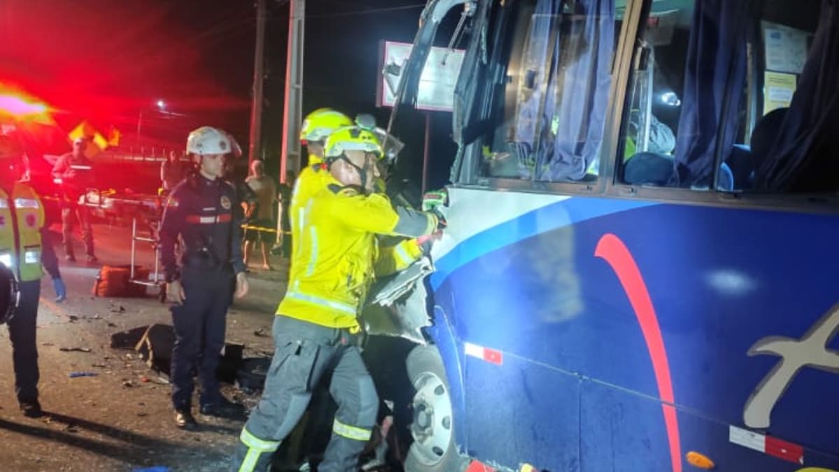Acidente entre micro-ônibus e carro mata uma pessoa e deixa nove feridos na Grande Florianópolis
