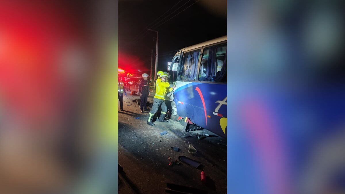 Acidente entre carro e micro-ônibus mata motorista em Biguaçu