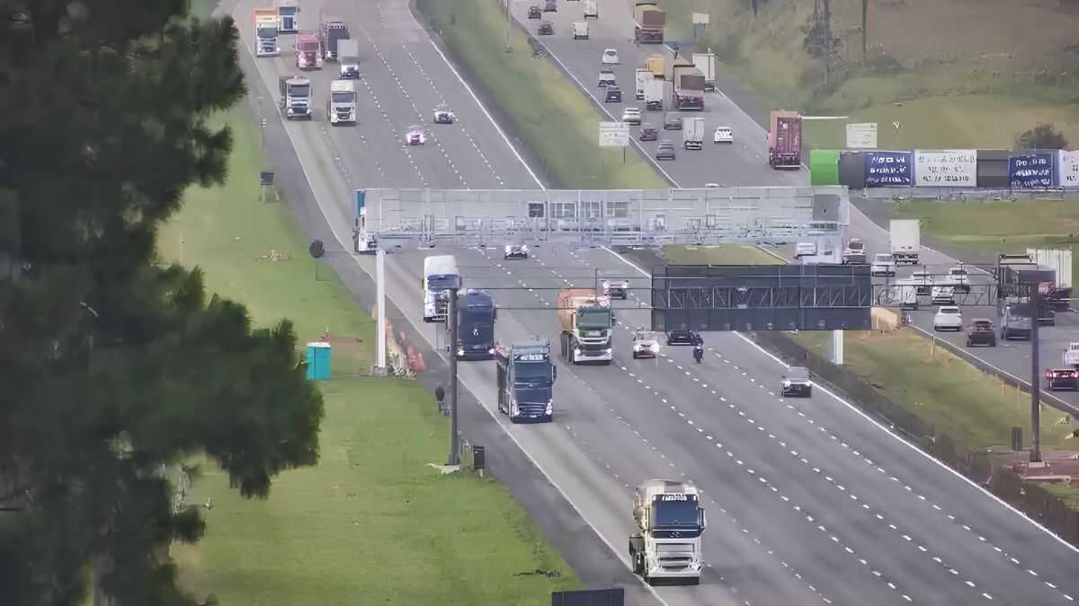 Rodovias do litoral de São Paulo registram lentidão na véspera do feriado da Paixão de Cristo