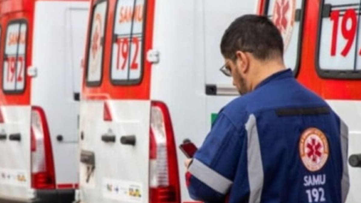 Duas pessoas ficam feridas em acidente com carro e motos em Contagem