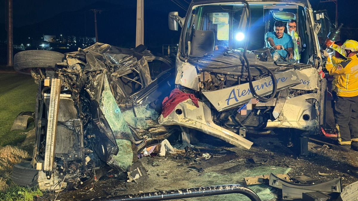 Acidente entre micro-ônibus e carro deixa um morto na SC-407 em Biguaçu