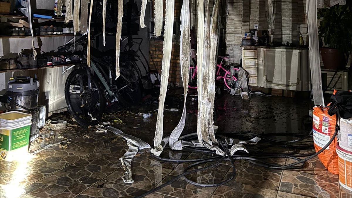 Incêndio em residência no bairro Ana Maria, Criciúma, é controlado por populares