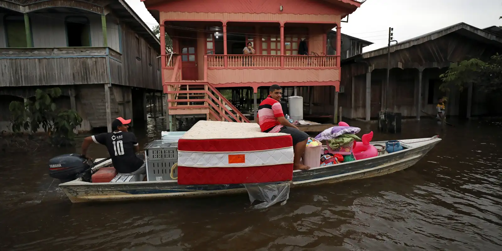 Cheia no Amazonas afeta mais de 112 mil pessoas