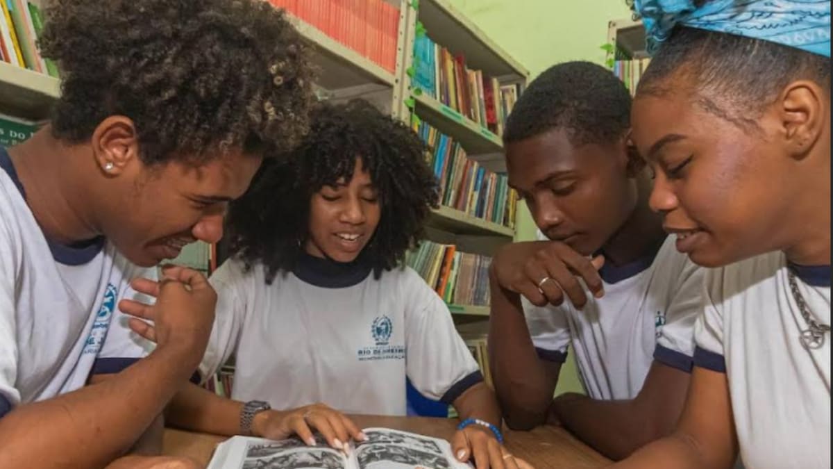 Programa Pé-de-Meia reduz abandono e atraso escolar no Rio de Janeiro