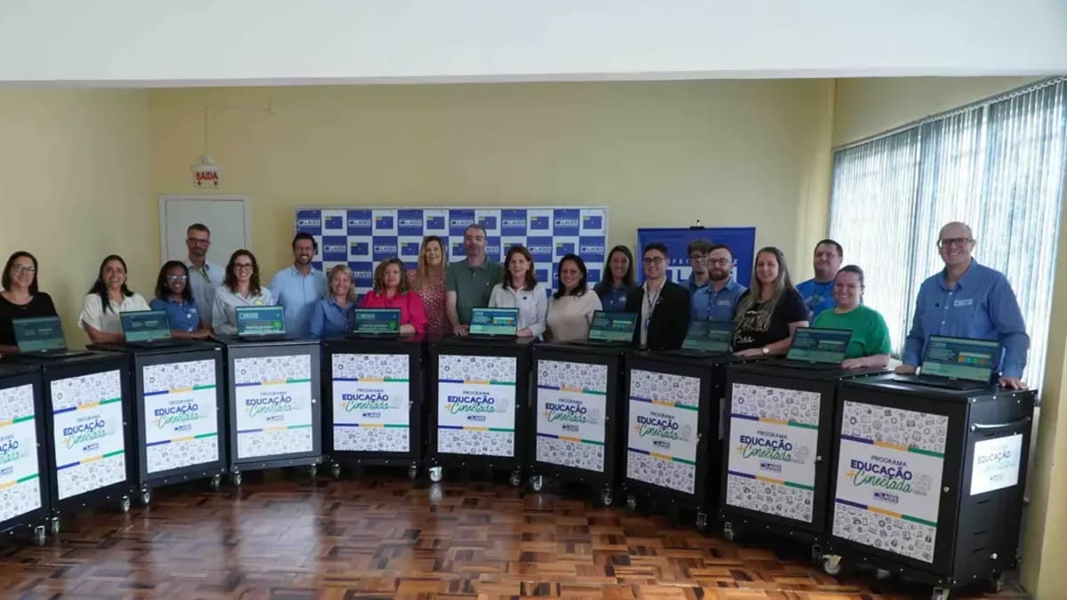 Prefeitura de Lages entrega laboratórios de informática para dez escolas municipais