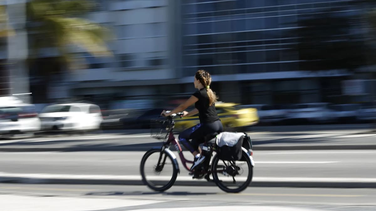 Crescimento das bicicletas elétricas no Rio expõe falta de infraestrutura e regras claras