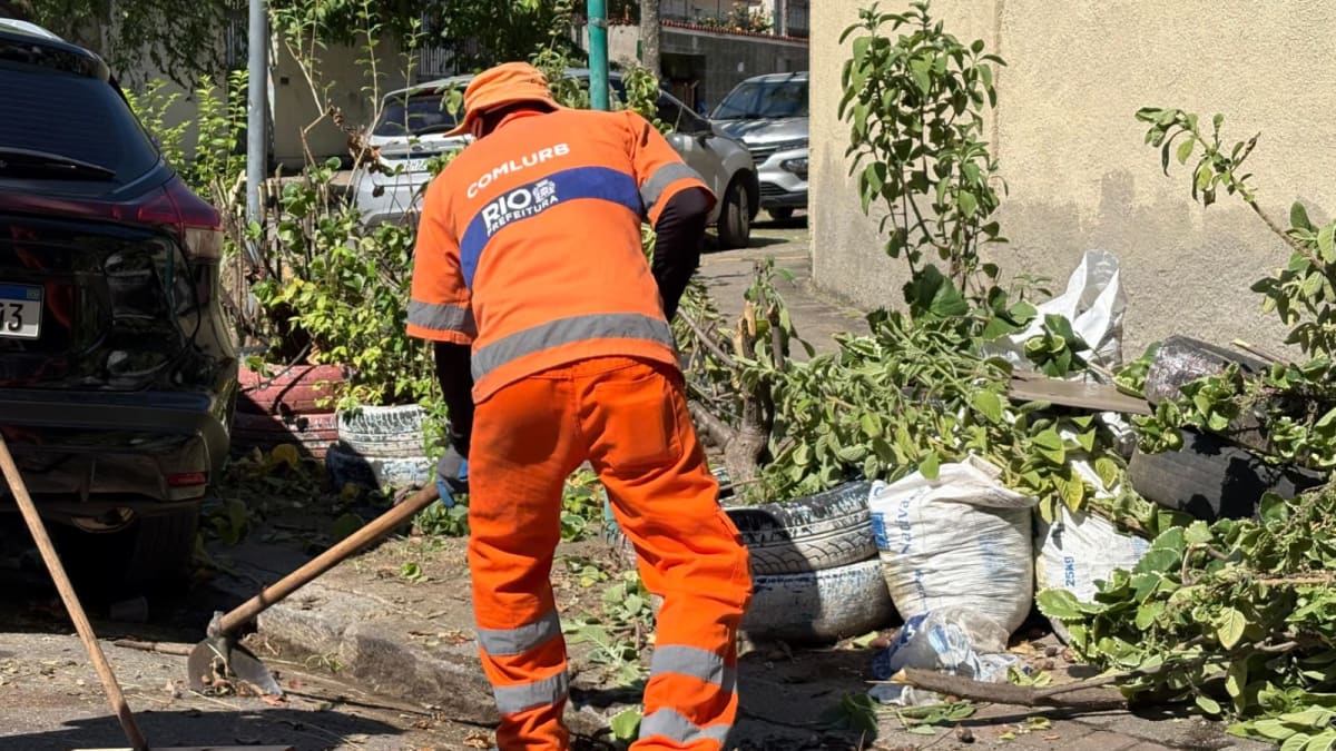 Força-tarefa de limpeza realiza serviços em ruas da Praça Seca, Jacarepaguá