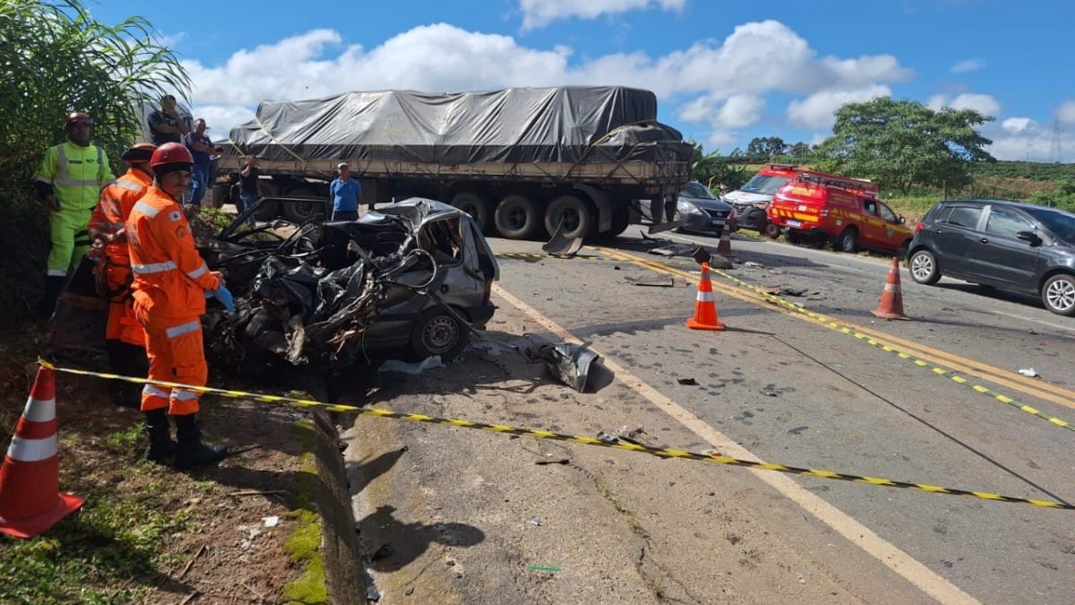 Mulher morre em acidente entre carro e carreta na BR-491 em Muzambinho