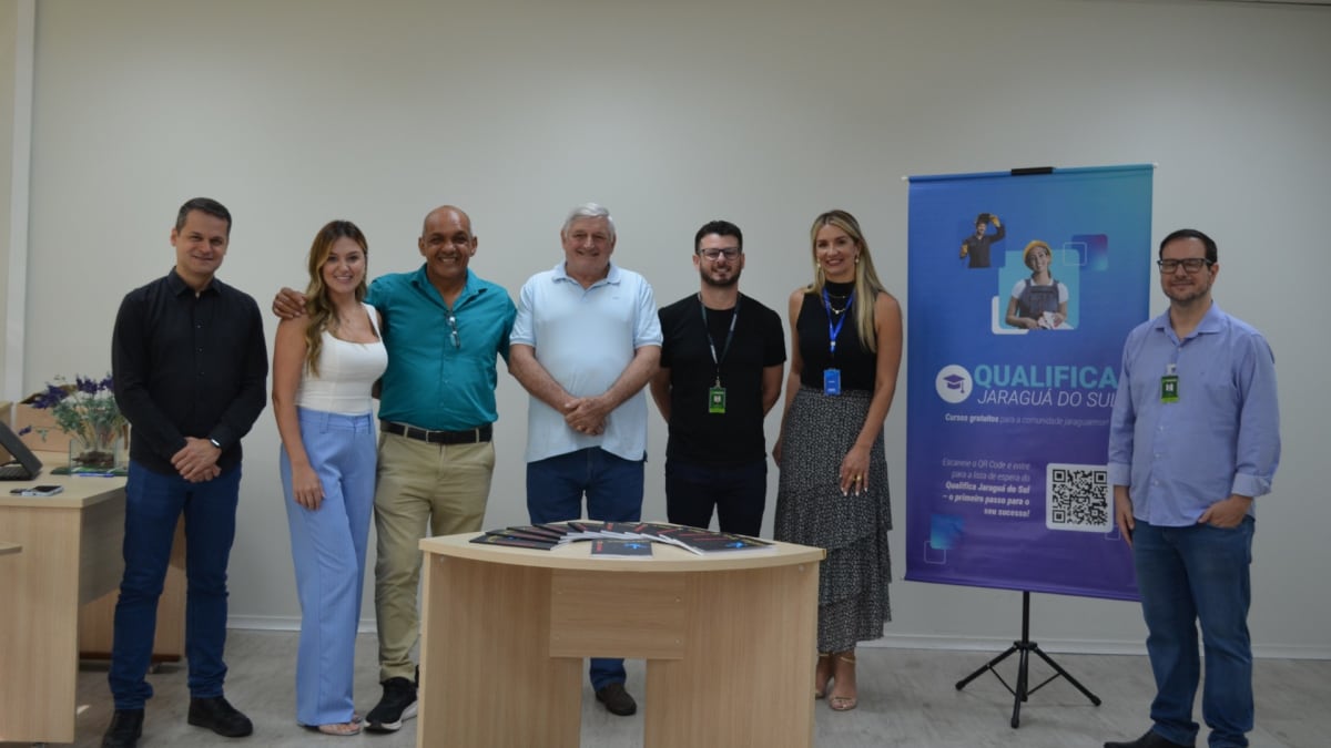 Aluno do Qualifica Jaraguá lança livro e celebra trajetória de superação
