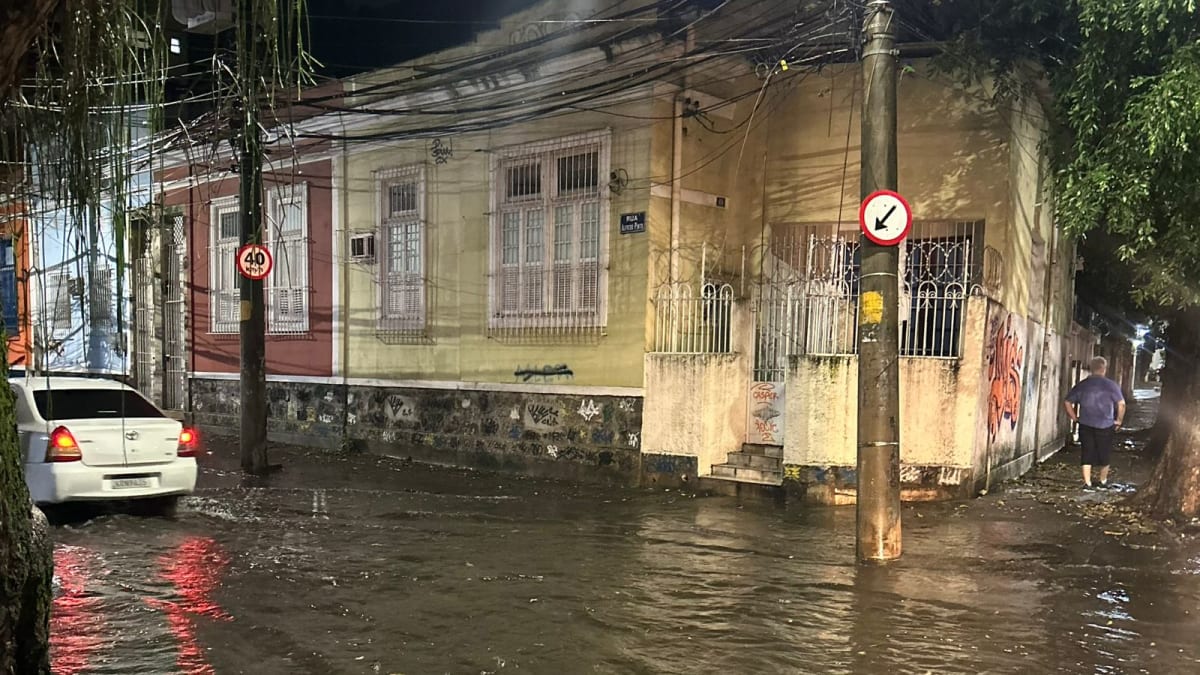 Temporal intenso causa alagamentos e paralisações no transporte no Rio de Janeiro