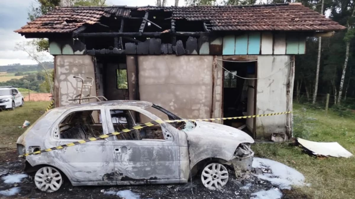 Incêndio destrói carro e atinge imóvel em Imbuia