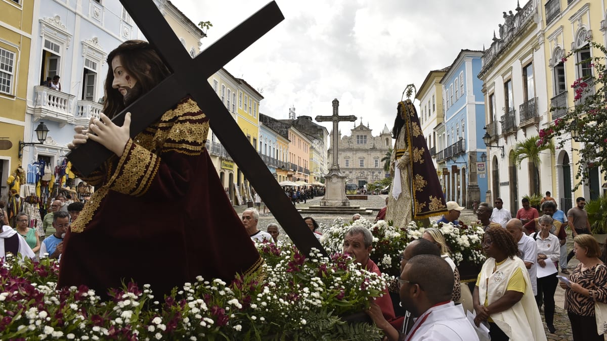 Espetáculo teatral itinerante reconta a história de Jesus sob perspectiva feminina