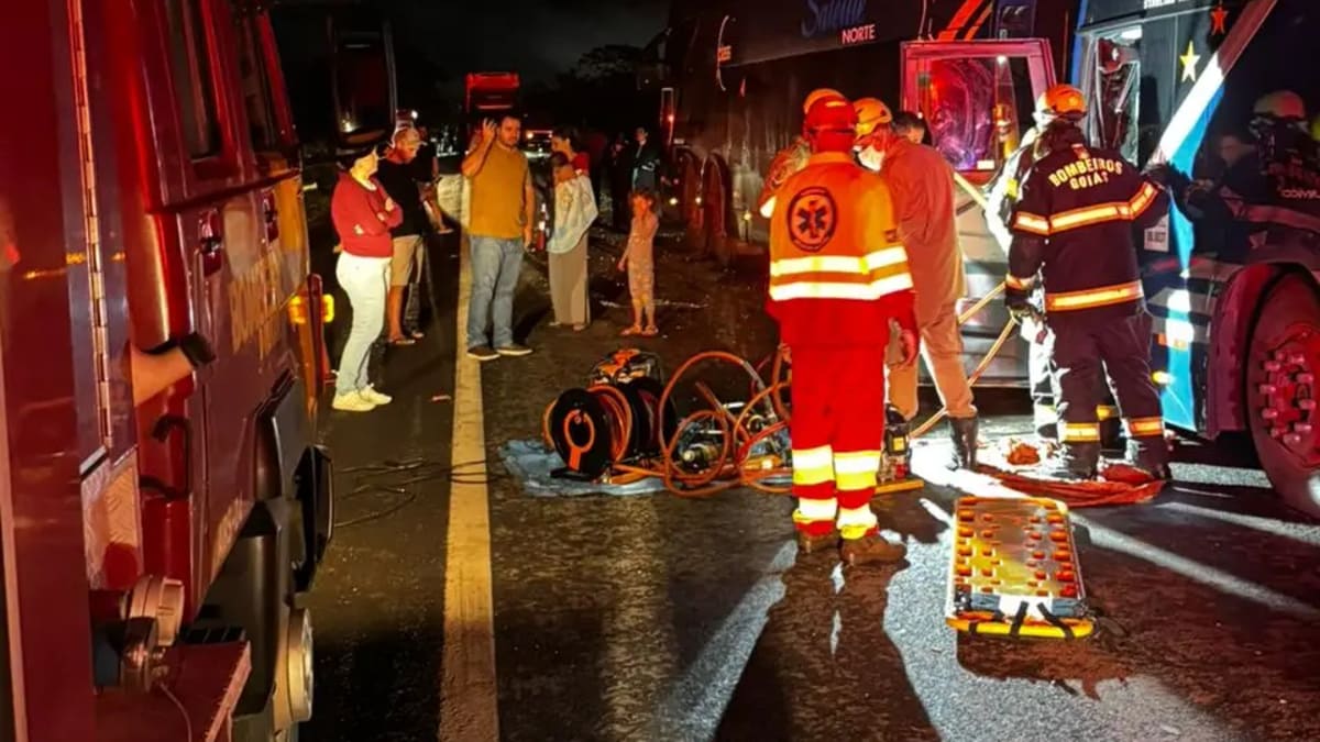 Acidente com ônibus e carros deixa um morto na BR-153, em Campinorte