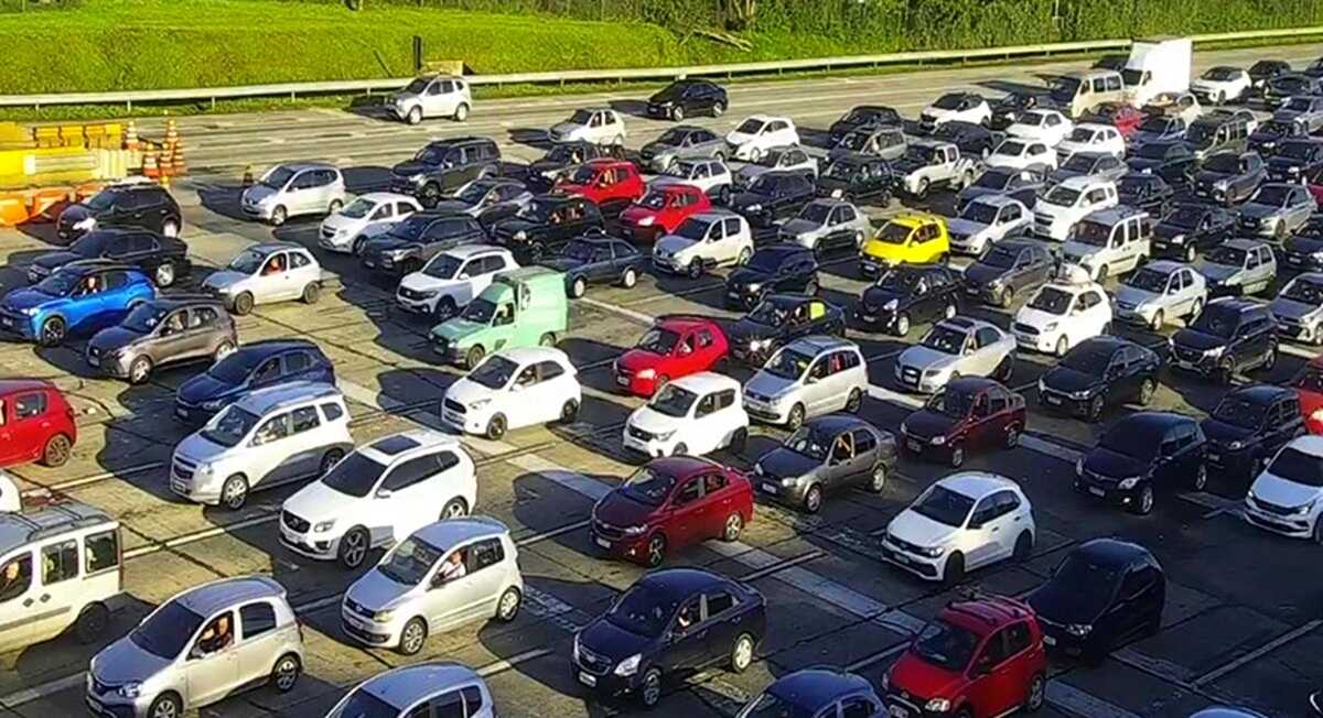 Congestionamento de 11 km na Rodovia dos Imigrantes complica tráfego para o litoral de SP