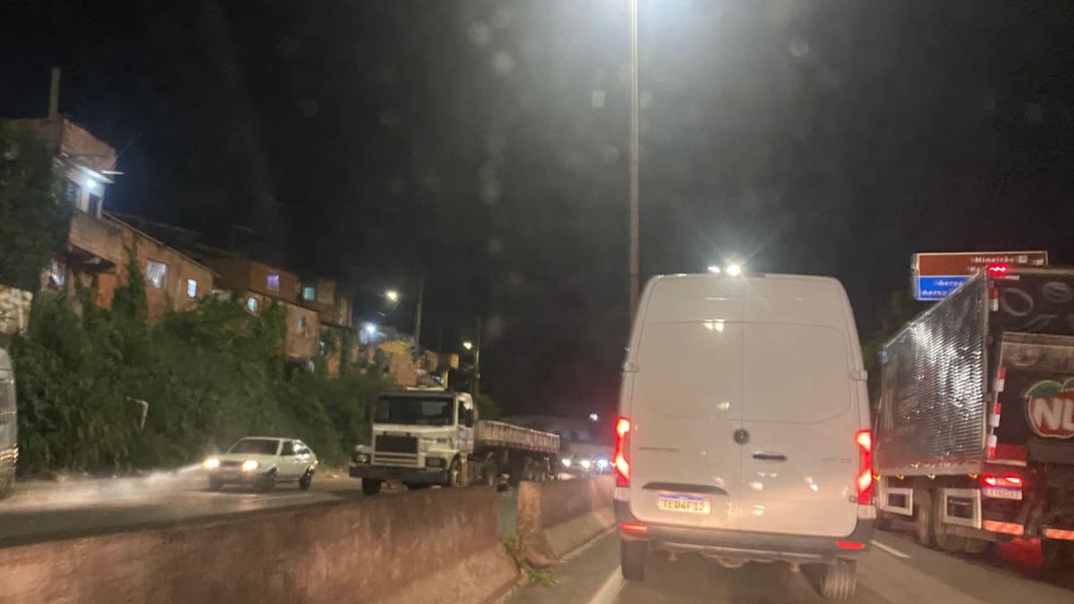 Mulher morre em acidente entre moto e caminhão no Anel Rodoviário, BH