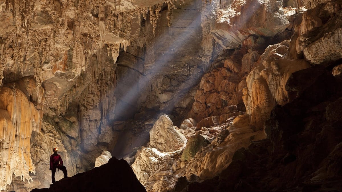 Terra Ronca reúne mais de 300 cavernas e atrai turismo de aventura e observação de aves em Goiás