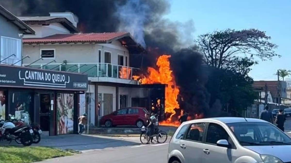 Avião de pequeno porte cai sobre residência em Capão da Canoa
