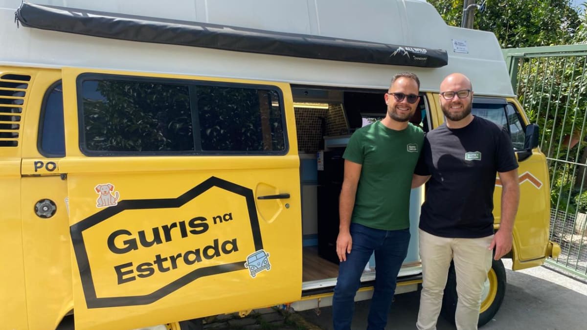 Casal de Farroupilha vende tudo para recomeçar a vida em Kombi pela América Latina