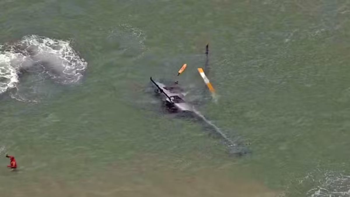 Helicóptero faz pouso forçado e cai no mar na Praia da Barra da Tijuca