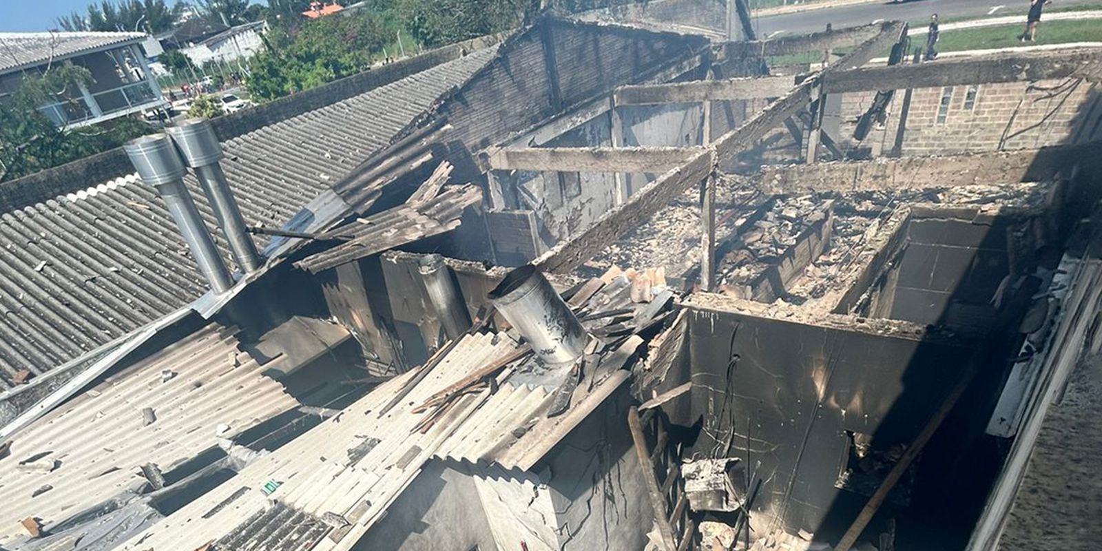Avião cai sobre restaurante fechado em Capão da Canoa