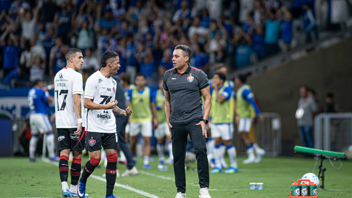 Vitória enfrenta Chapecoense precisando vencer para superar tabu como visitante no Brasileiro