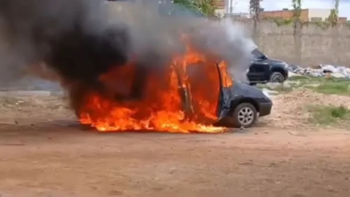 Homem incendeia carro após problemas mecânicos em Irecê
