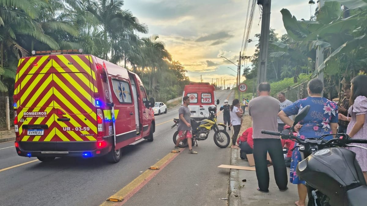 Jovem de 20 anos fica ferido em acidente entre moto e carro em Jaraguá do Sul