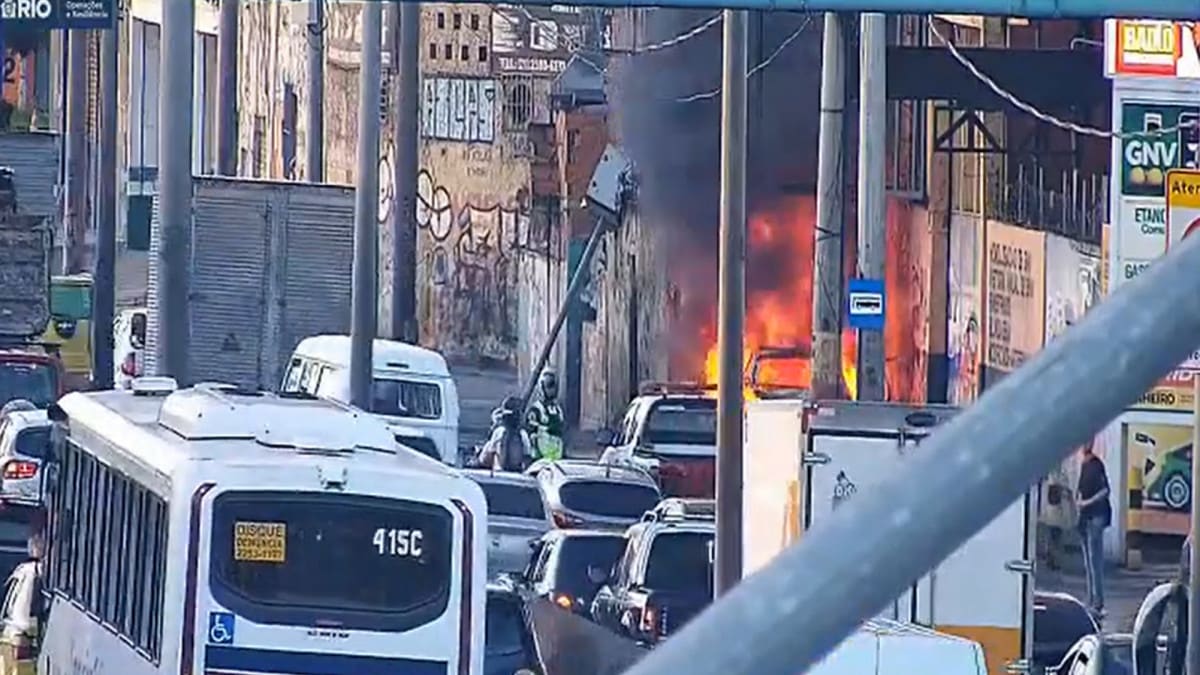 Carro pega fogo na Avenida Brasil e causa transtornos no trânsito