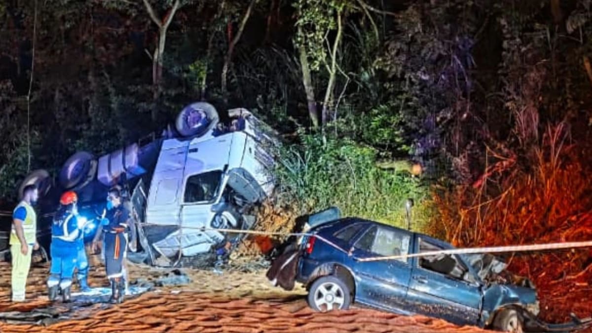 Três morrem em colisão frontal entre carro e carreta bitrem na BR-262 em Moema