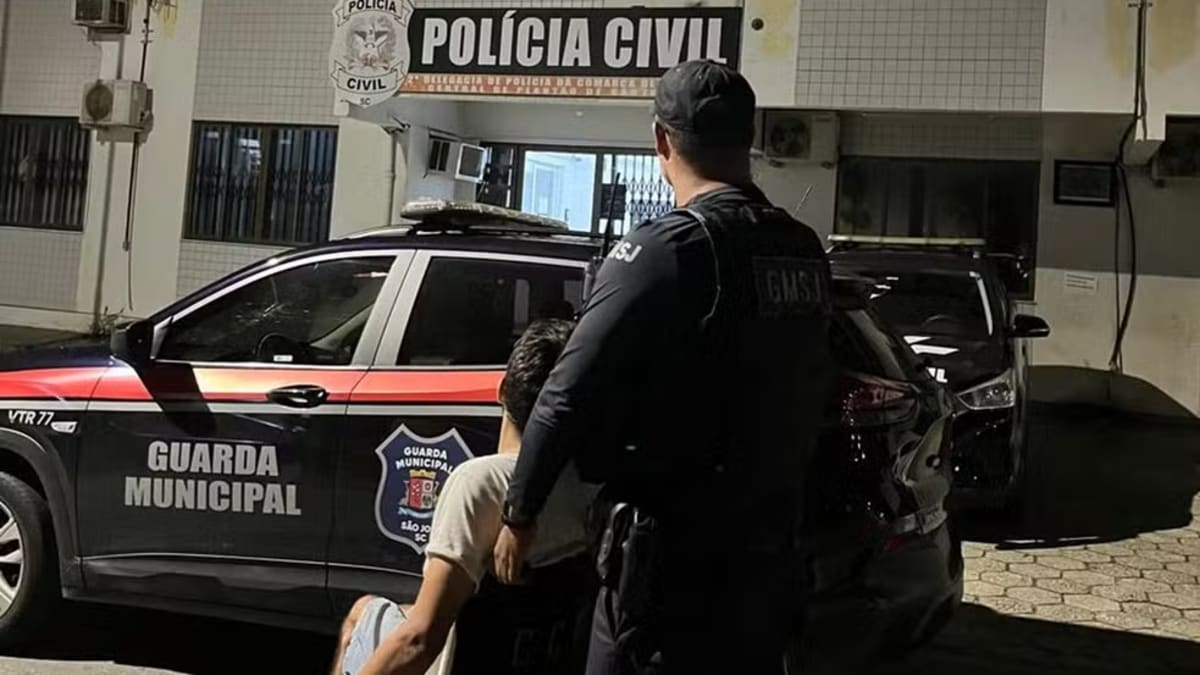Homem é preso por furto após invadir agência bancária em São José